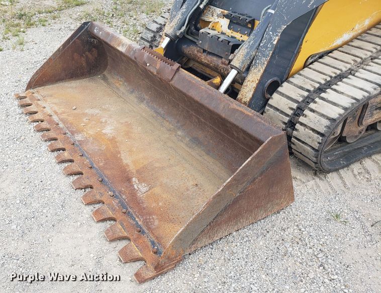 image for item ET9820 2014 John Deere 333E skid steer