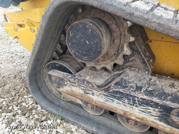 image for item ET9820 2014 John Deere 333E skid steer