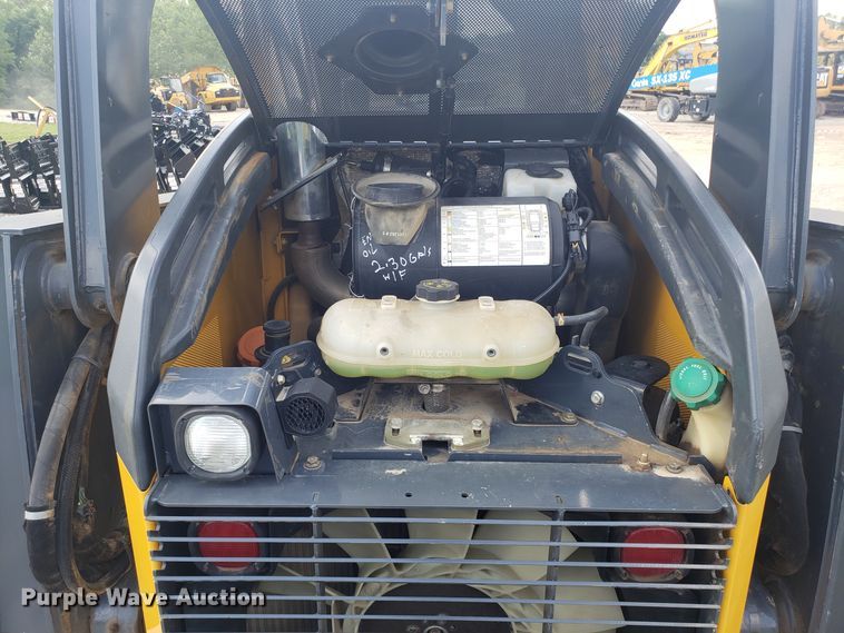 image for item ET9820 2014 John Deere 333E skid steer