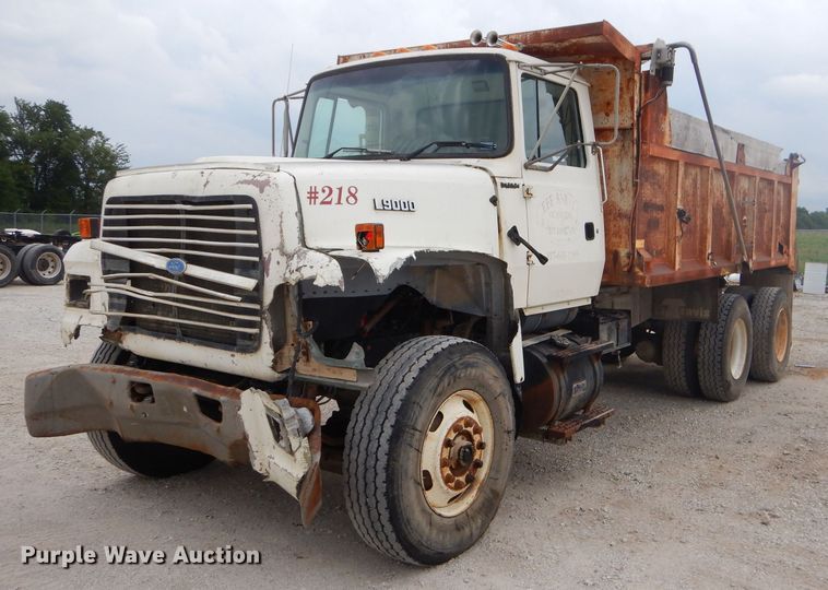 image for item FC9813 1996 Ford LT9000 dump truck