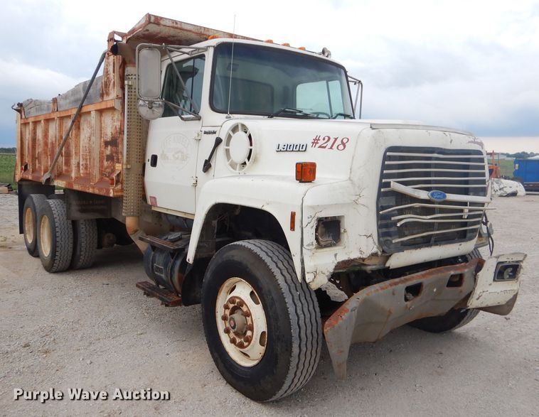 image for item FC9813 1996 Ford LT9000 dump truck