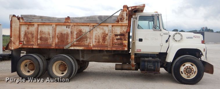 image for item FC9813 1996 Ford LT9000 dump truck