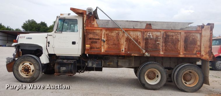 image for item FC9813 1996 Ford LT9000 dump truck
