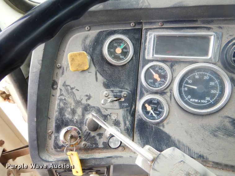 image for item FC9813 1996 Ford LT9000 dump truck