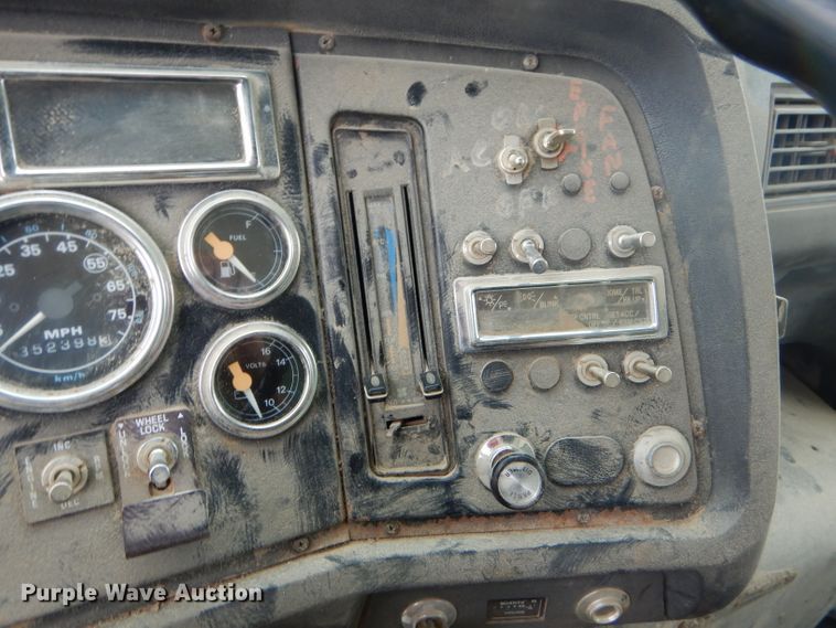 image for item FC9813 1996 Ford LT9000 dump truck