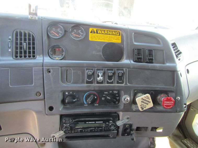 image for item FD9273 1997 Ford LT9513 dump truck