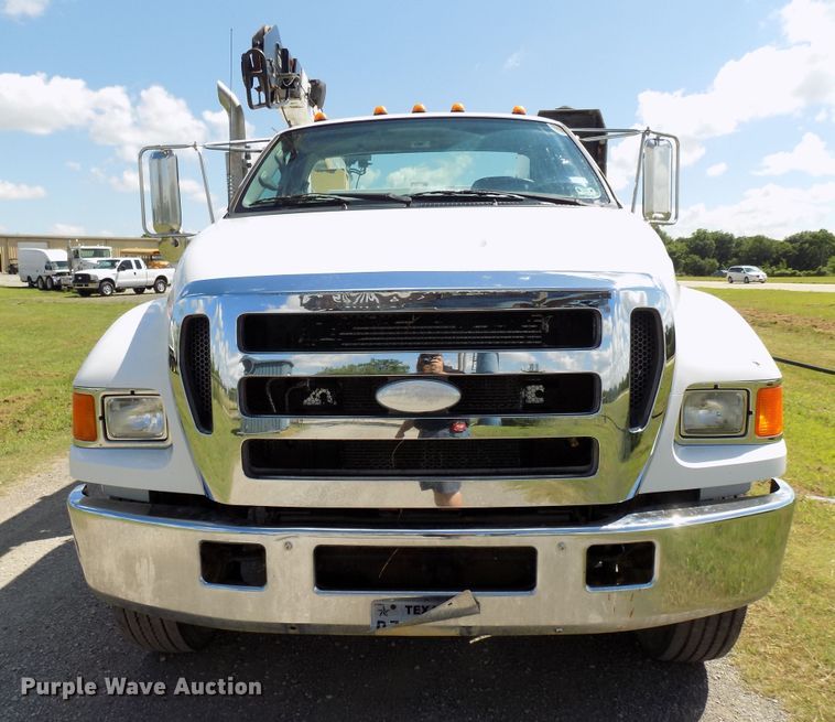 image for item FI9904 2007 Ford F750 service truck with crane