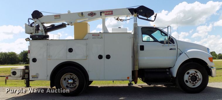 image for item FI9904 2007 Ford F750 service truck with crane