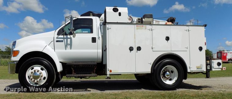 image for item FI9904 2007 Ford F750 service truck with crane