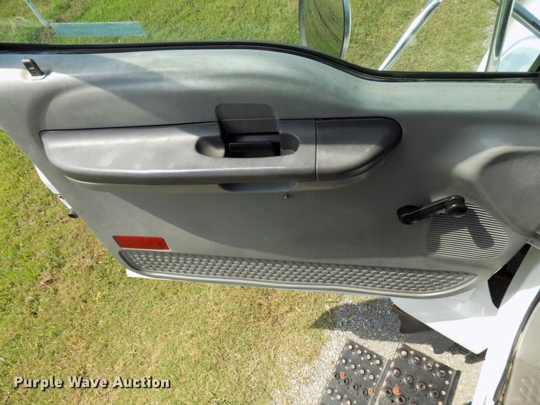 image for item FI9904 2007 Ford F750 service truck with crane