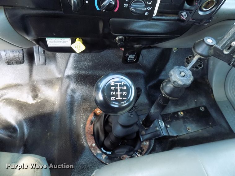 image for item FI9904 2007 Ford F750 service truck with crane