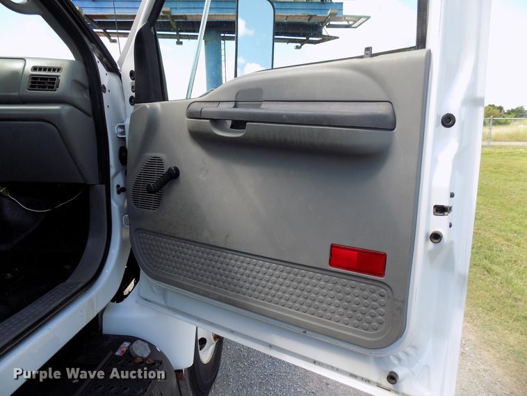 image for item FI9904 2007 Ford F750 service truck with crane