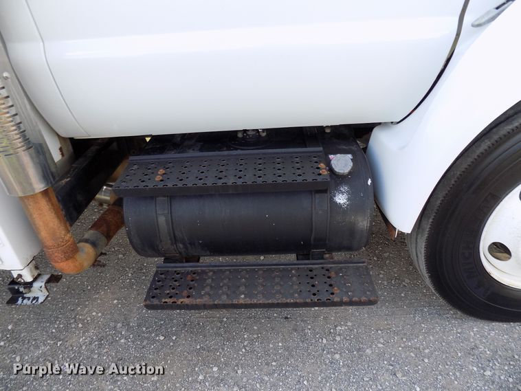 image for item FI9904 2007 Ford F750 service truck with crane