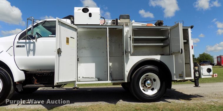 image for item FI9904 2007 Ford F750 service truck with crane