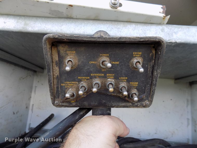 image for item FI9904 2007 Ford F750 service truck with crane