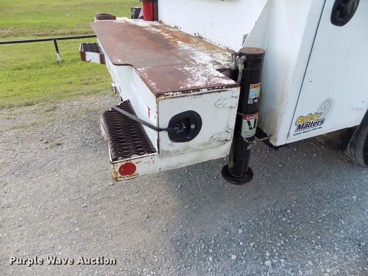 image for item FI9904 2007 Ford F750 service truck with crane