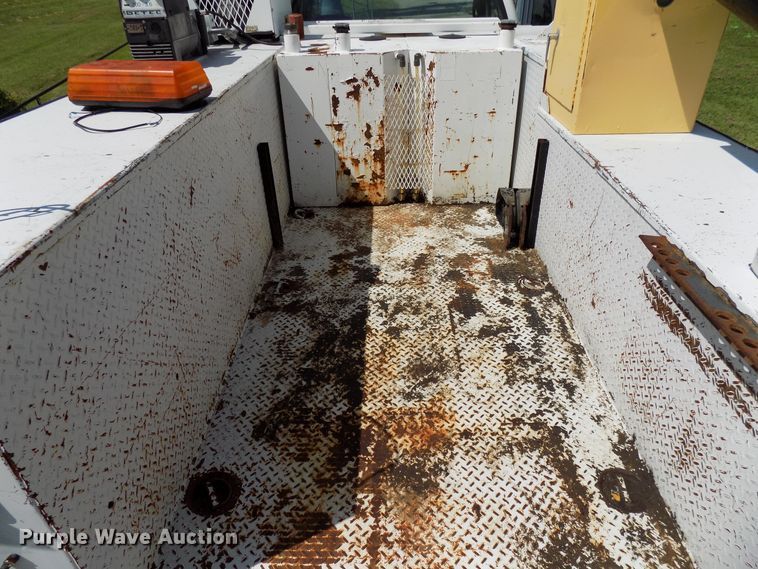 image for item FI9904 2007 Ford F750 service truck with crane