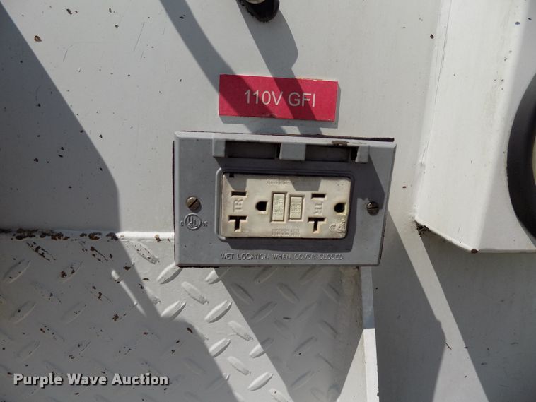 image for item FI9904 2007 Ford F750 service truck with crane