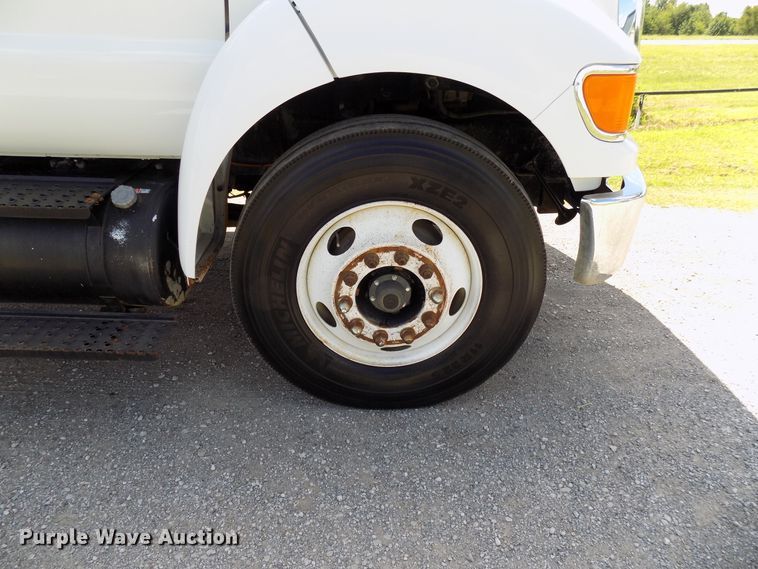 image for item FI9904 2007 Ford F750 service truck with crane