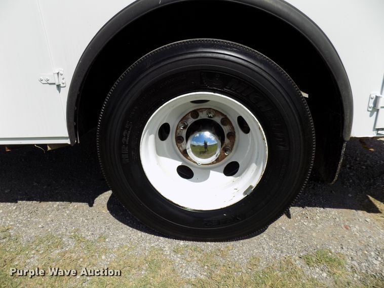 image for item FI9904 2007 Ford F750 service truck with crane