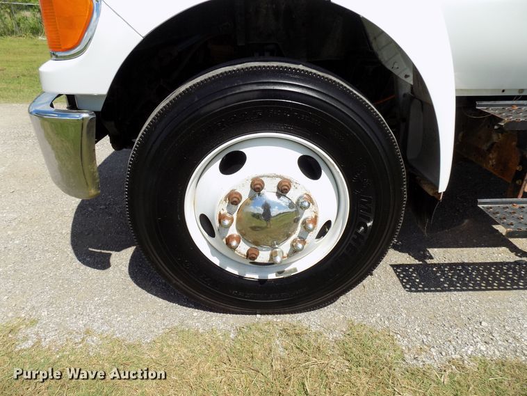 image for item FI9904 2007 Ford F750 service truck with crane