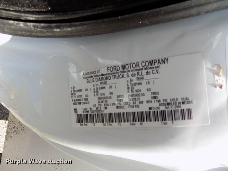 image for item FI9904 2007 Ford F750 service truck with crane