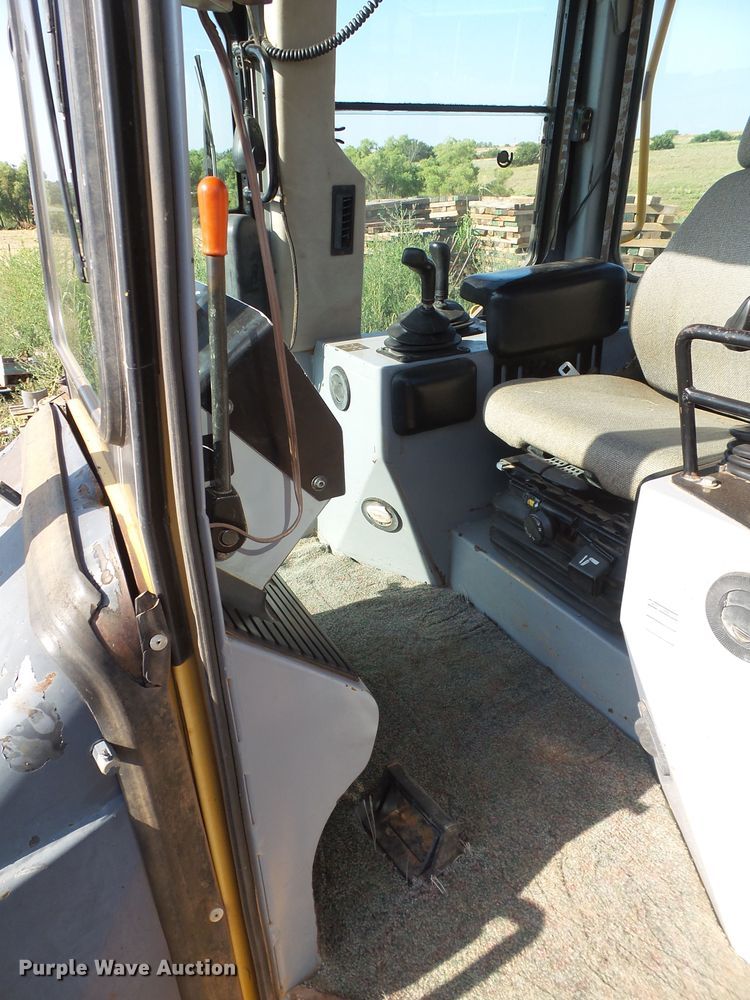 image for item GB9999 2003 John Deere 750C Series II dozer