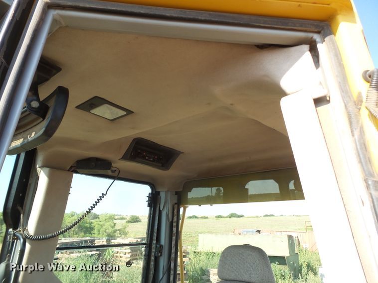 image for item GB9999 2003 John Deere 750C Series II dozer