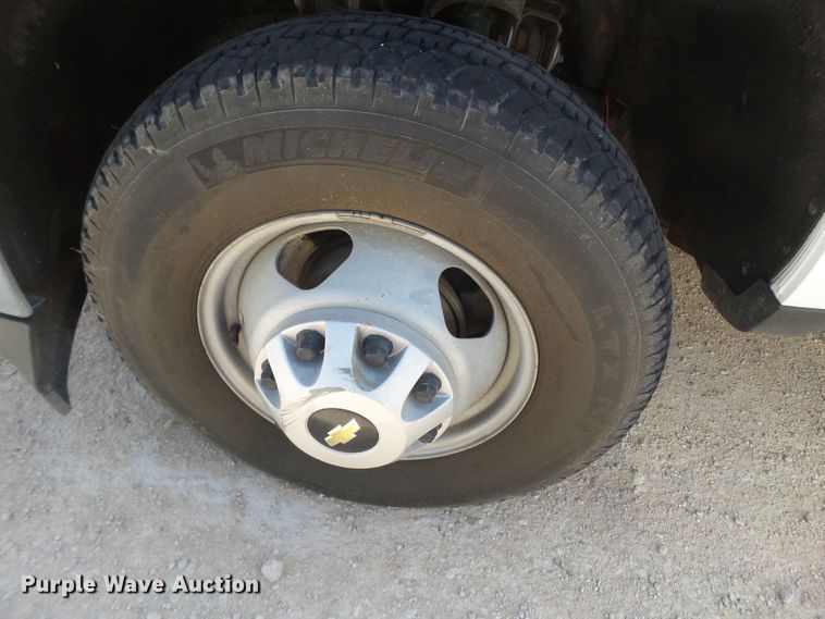 image for item FL9391 2015 Chevrolet Silverado 3500 flatbed pickup truck