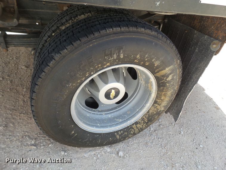 image for item FL9391 2015 Chevrolet Silverado 3500 flatbed pickup truck