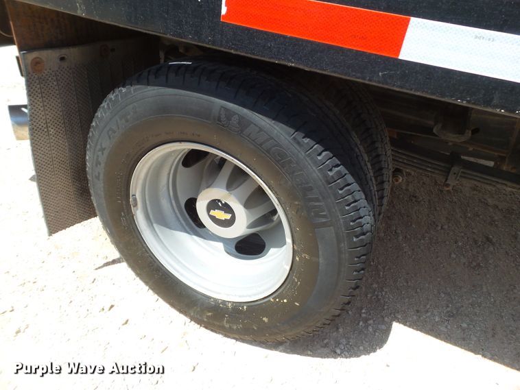 image for item FL9391 2015 Chevrolet Silverado 3500 flatbed pickup truck