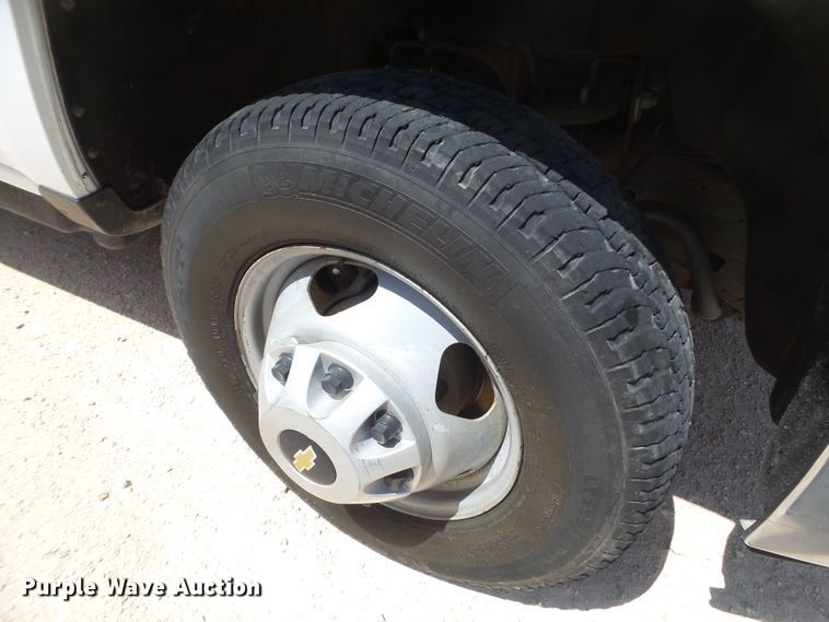 image for item FL9391 2015 Chevrolet Silverado 3500 flatbed pickup truck