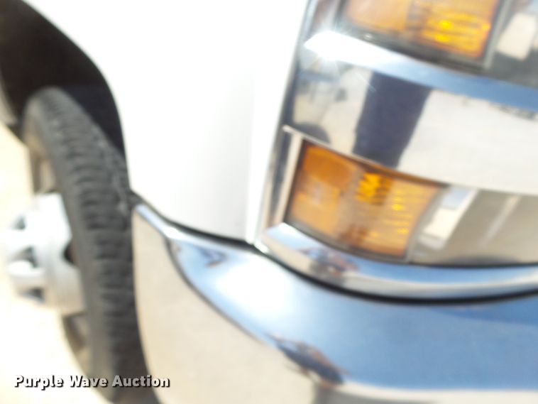 image for item FL9391 2015 Chevrolet Silverado 3500 flatbed pickup truck