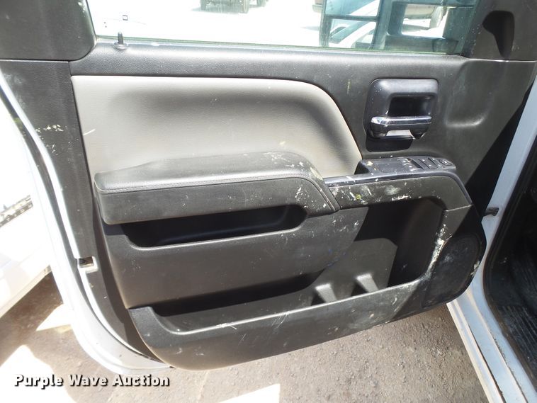 image for item FL9391 2015 Chevrolet Silverado 3500 flatbed pickup truck