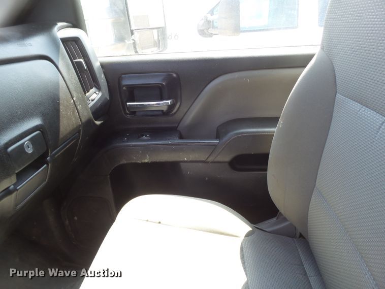 image for item FL9391 2015 Chevrolet Silverado 3500 flatbed pickup truck