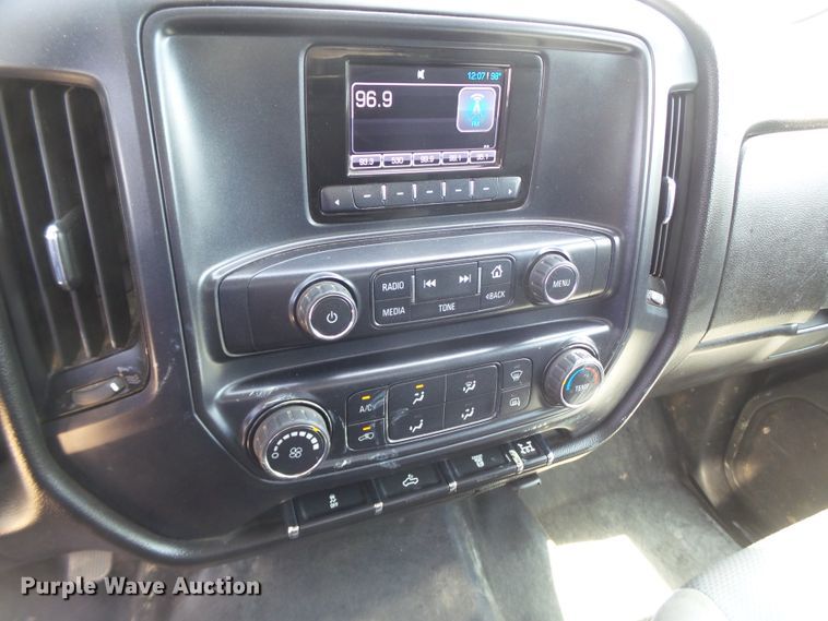 image for item FL9391 2015 Chevrolet Silverado 3500 flatbed pickup truck