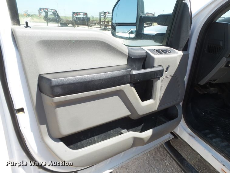 image for item FL9393 2017 Ford F550 Super Duty flatbed