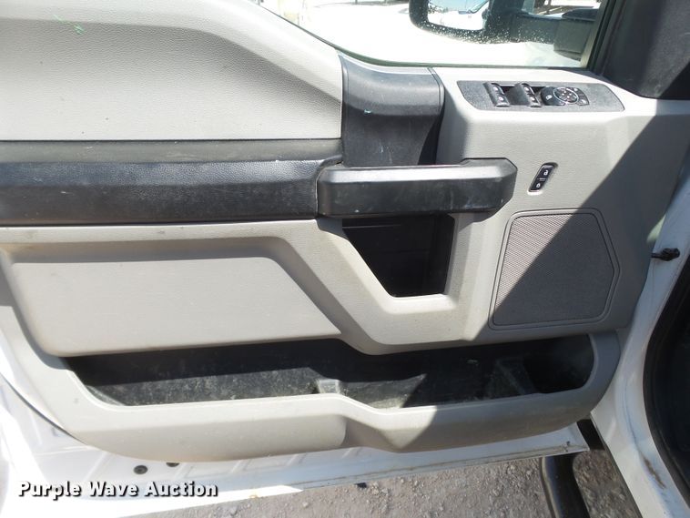 image for item FL9393 2017 Ford F550 Super Duty flatbed