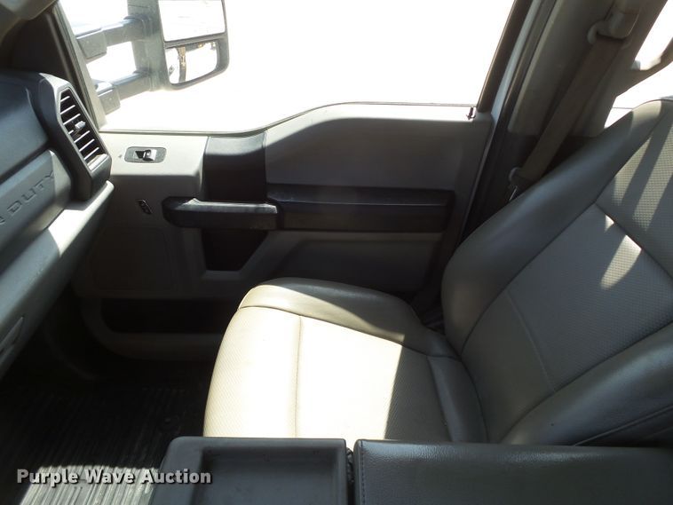 image for item FL9393 2017 Ford F550 Super Duty flatbed