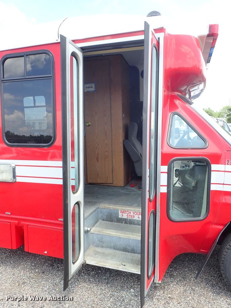 image for item DE0867 1993 Ford Econoline E350 command center bus