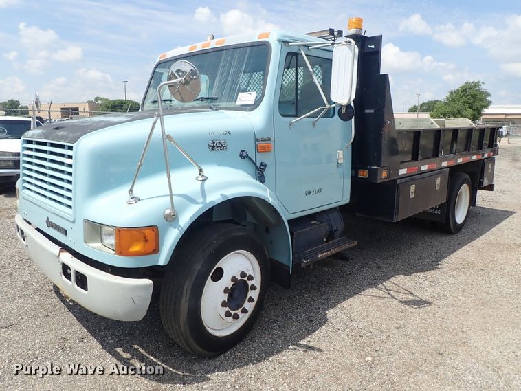 image for item DE0868 2002 International 4700 flatbed truck with crane