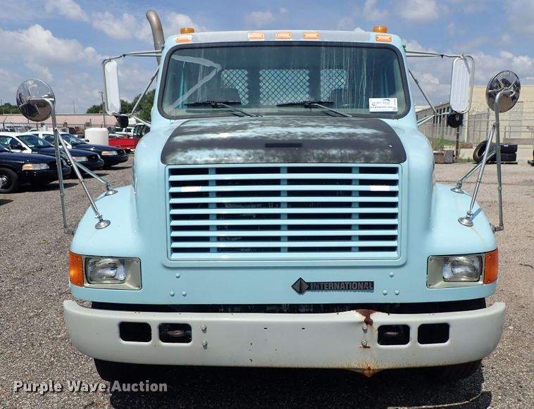 image for item DE0868 2002 International 4700 flatbed truck with crane