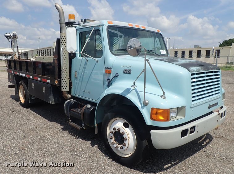 image for item DE0868 2002 International 4700 flatbed truck with crane