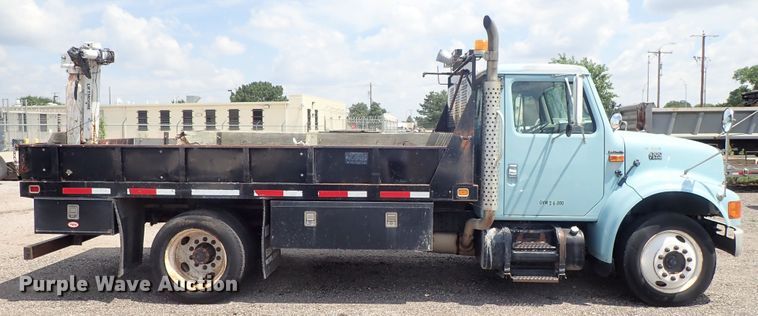 image for item DE0868 2002 International 4700 flatbed truck with crane