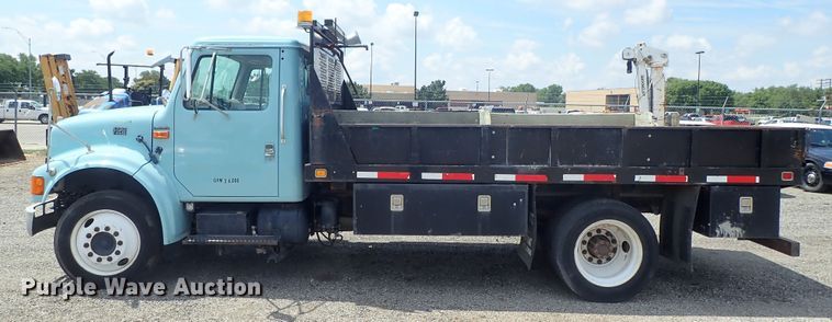 image for item DE0868 2002 International 4700 flatbed truck with crane