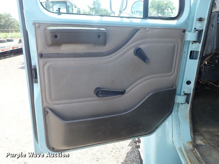 image for item DE0868 2002 International 4700 flatbed truck with crane