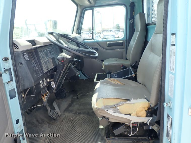 image for item DE0868 2002 International 4700 flatbed truck with crane