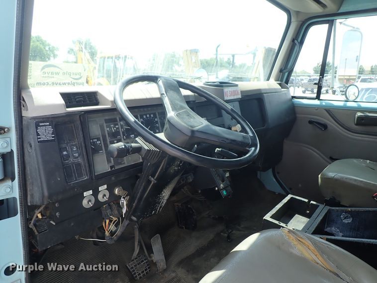 image for item DE0868 2002 International 4700 flatbed truck with crane