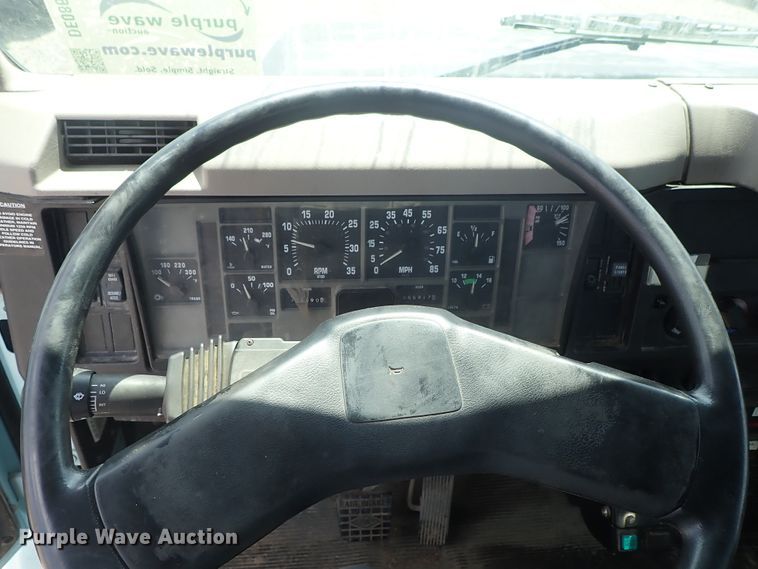 image for item DE0868 2002 International 4700 flatbed truck with crane