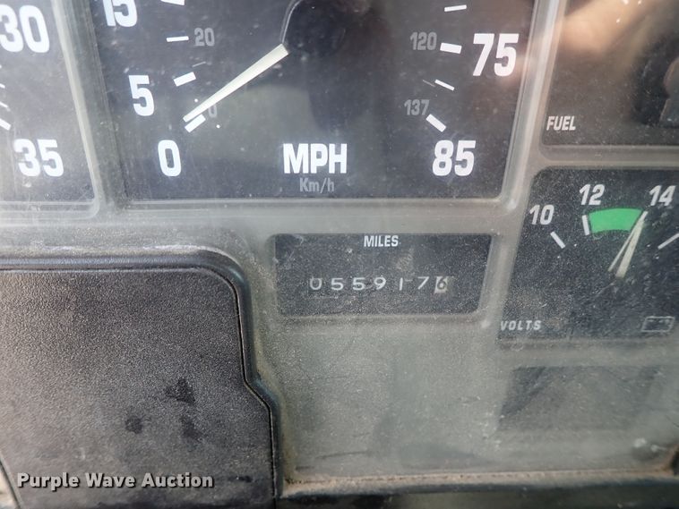 image for item DE0868 2002 International 4700 flatbed truck with crane